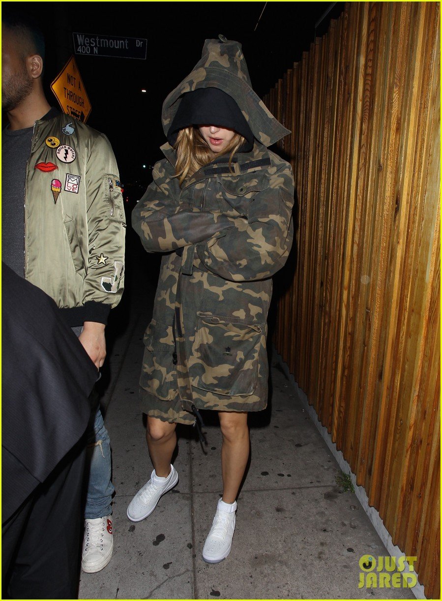Full Sized Photo of hailey baldwin justin biebers concert 10 | Hailey