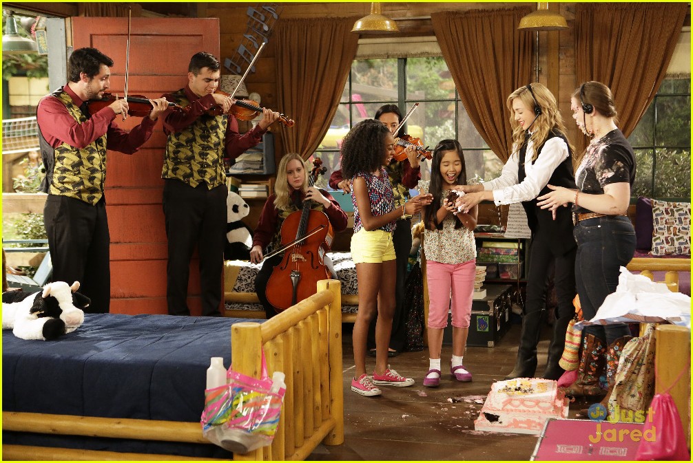 Emma & Lou Start A Catering Company On 'Bunk'D' Tonight Photo 946473