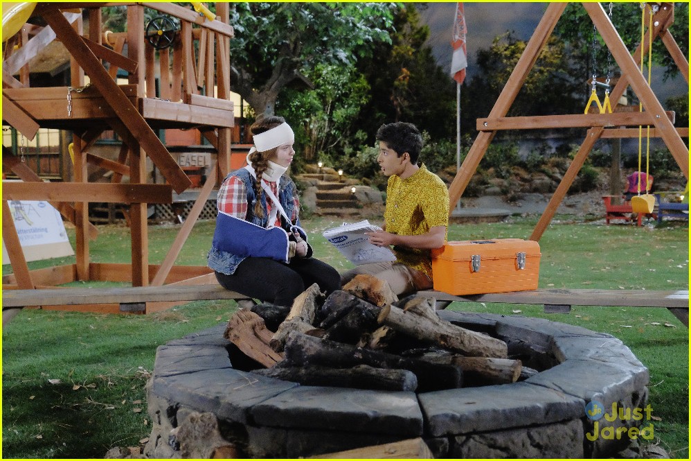 Emma & Xander Get Lost & Trapped In A Cave on 'Bunk'D' Photo 943585