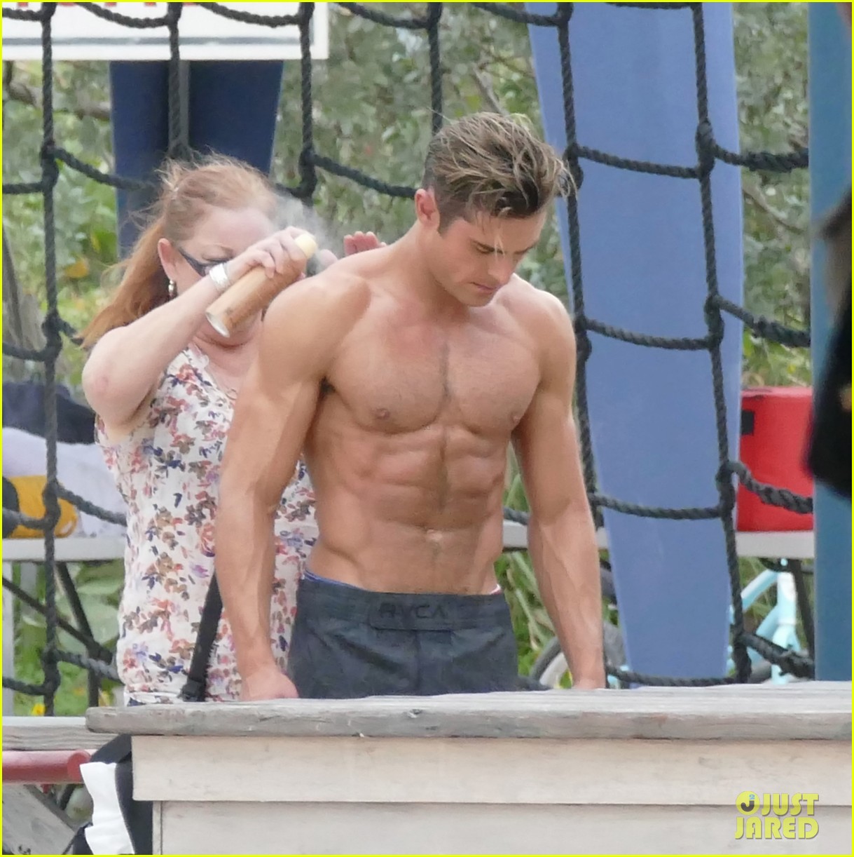 zac efron spray down baywatch set 02