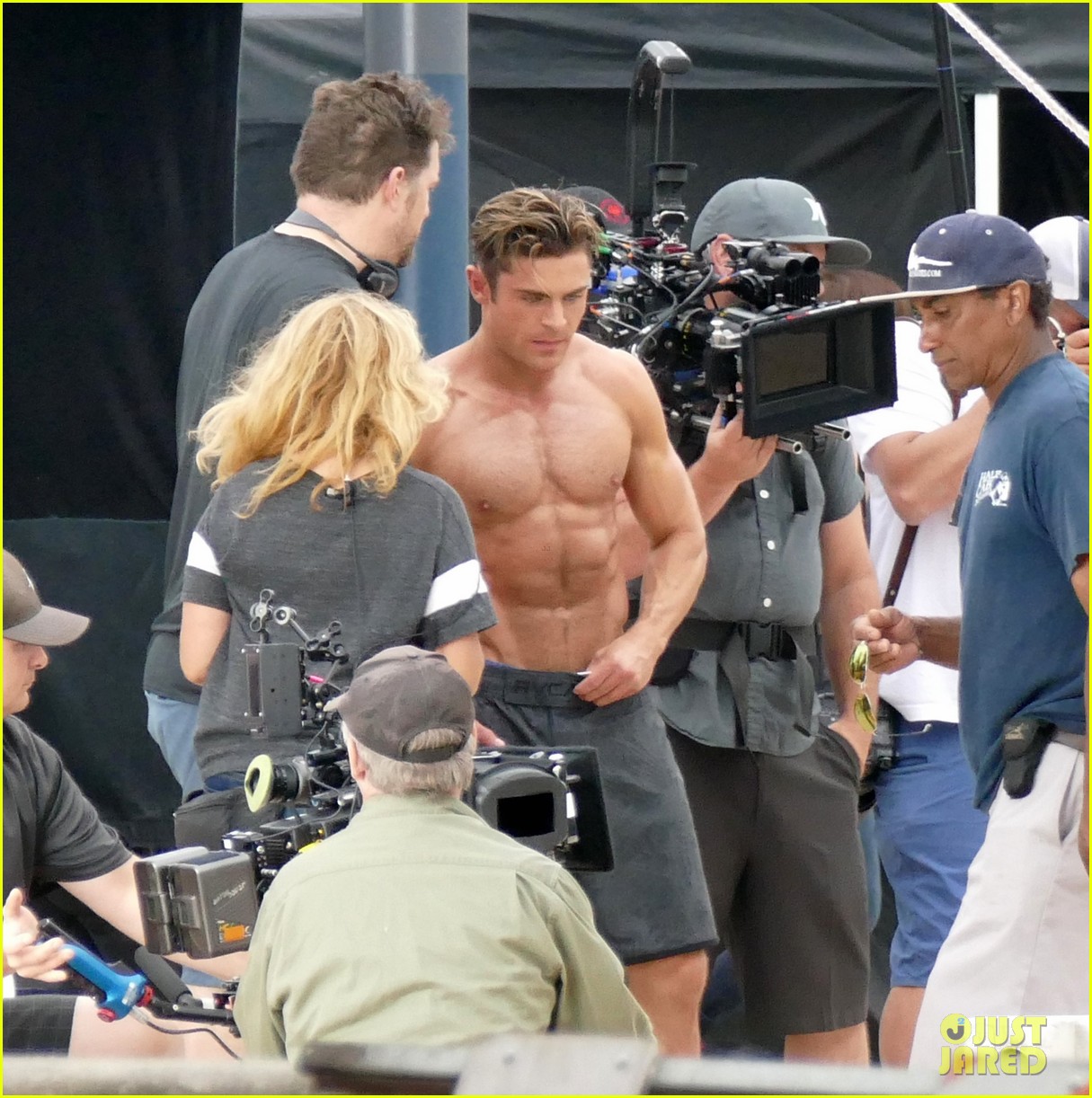zac efron spray down baywatch set 07