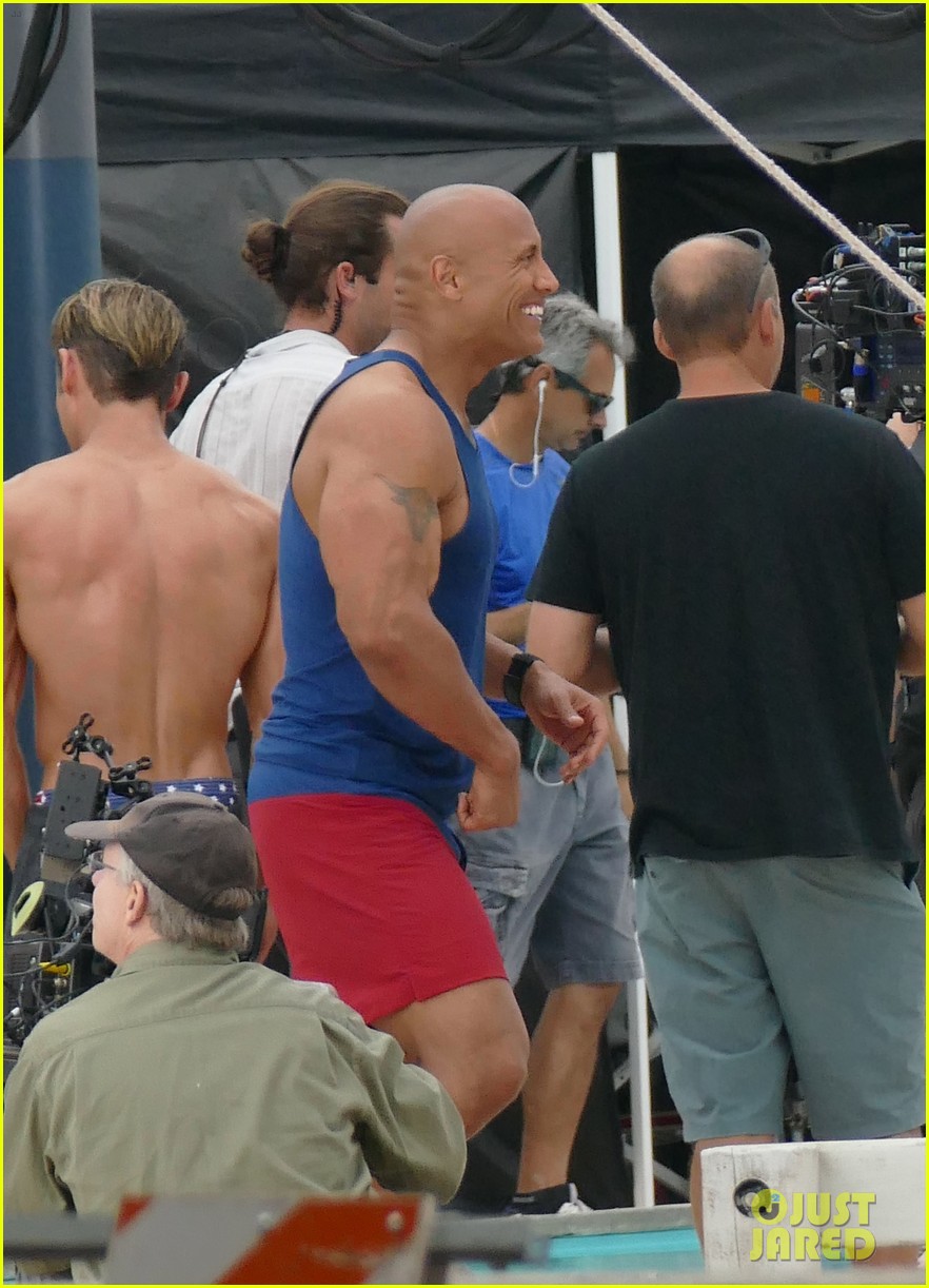 zac efron spray down baywatch set 09