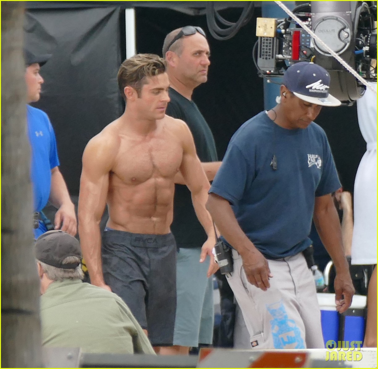 zac efron spray down baywatch set 14