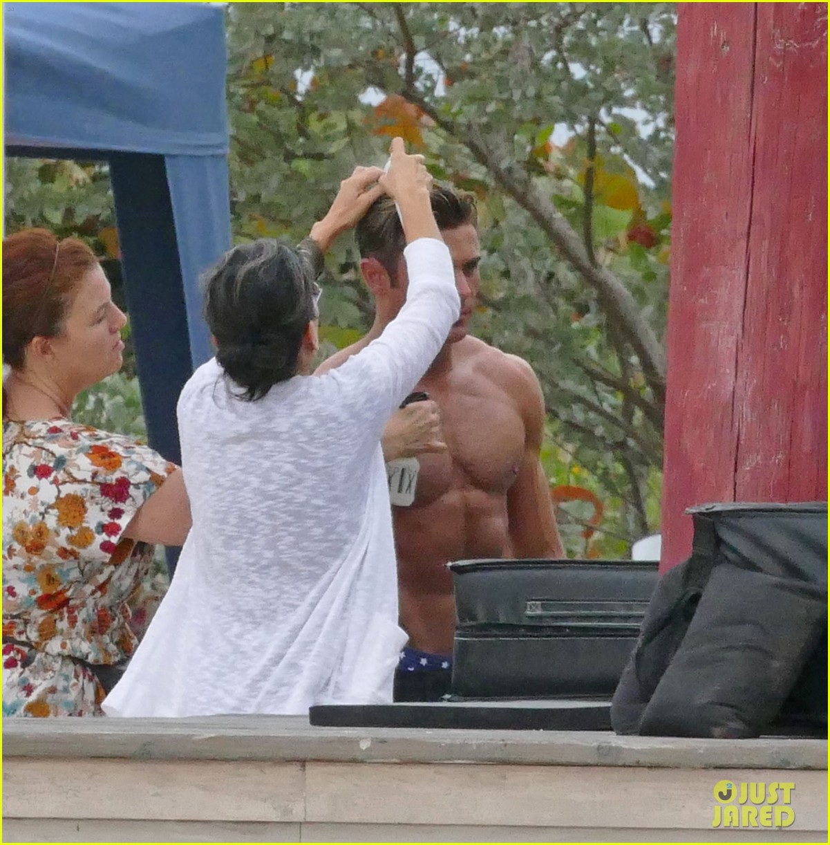 zac efron spray down baywatch set 15