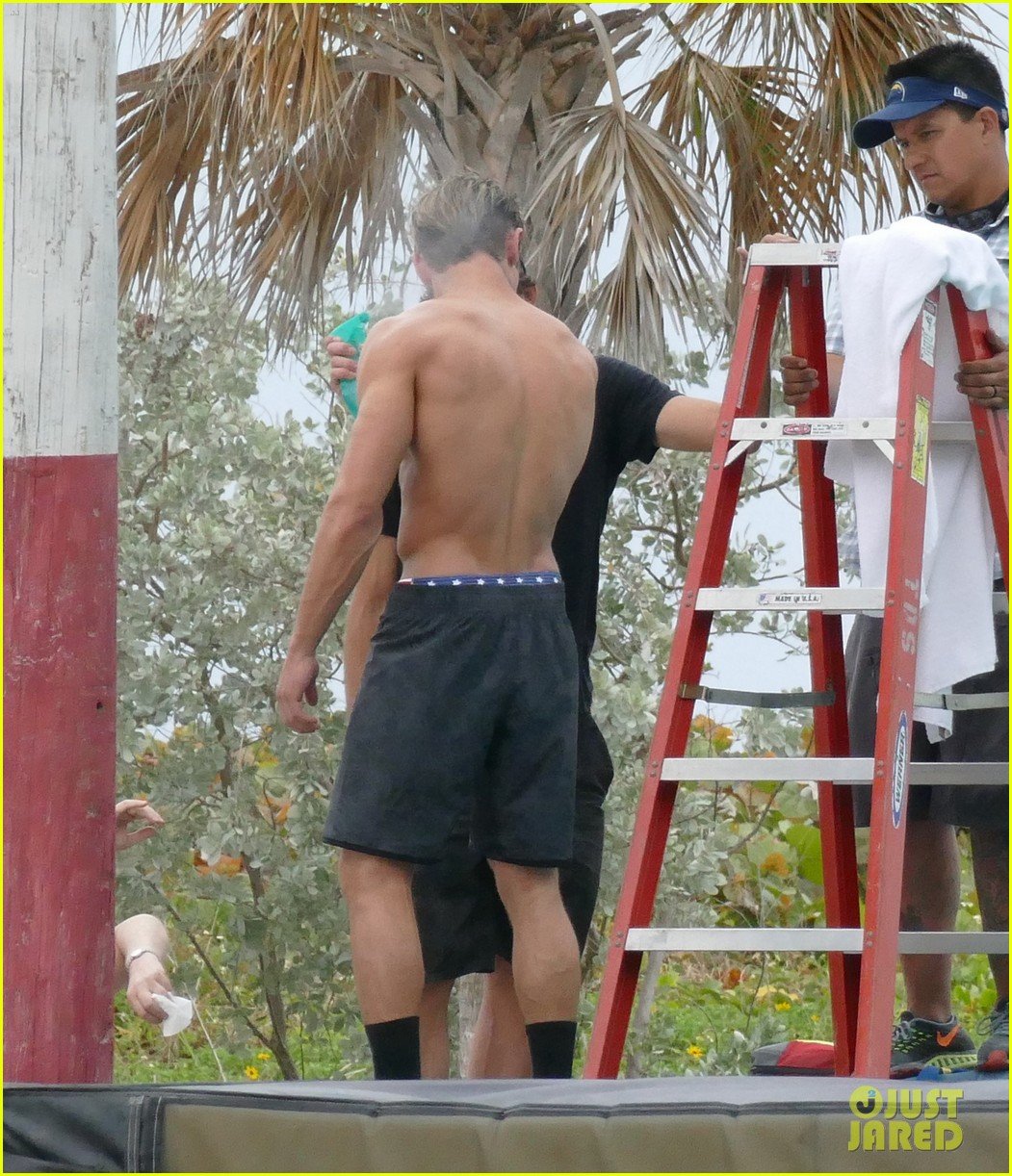 zac efron spray down baywatch set 16