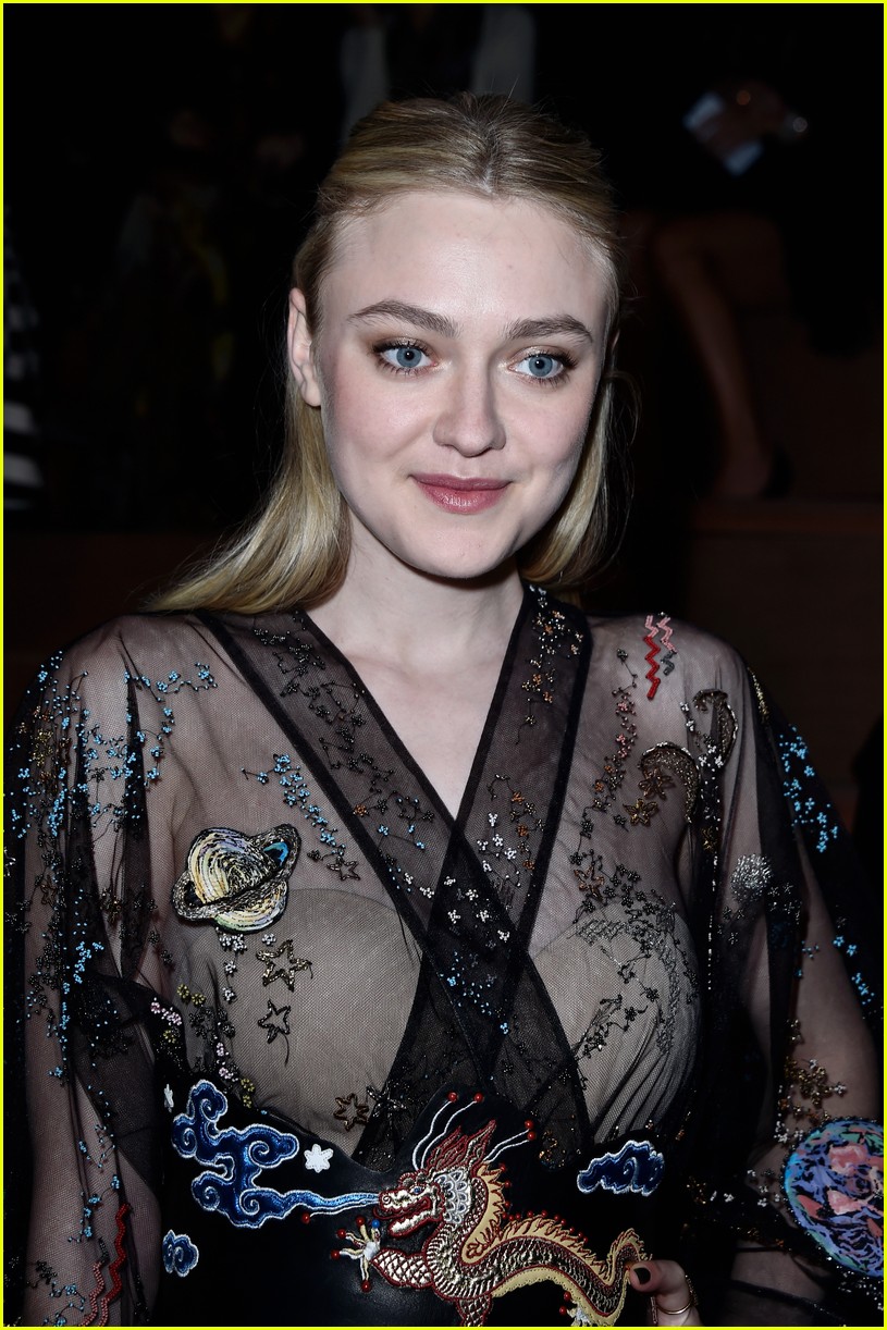 Dakota Fanning Joins Courtney Eaton For Valentino Show Photo 9347 Abbey Lee Kershaw Courtney Eaton Dakota Fanning Pictures Just Jared Jr