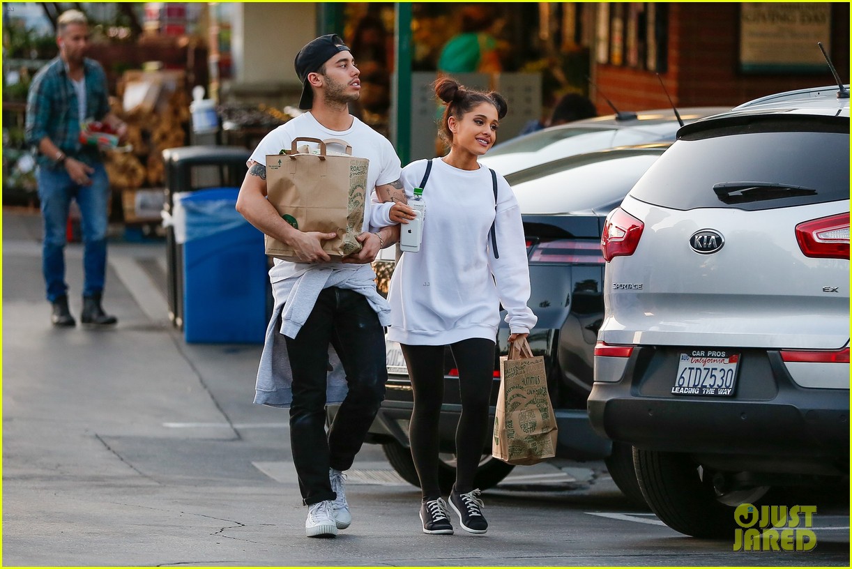 Full Sized Photo of ariana grande boyfriend ricky alvarez hold hands