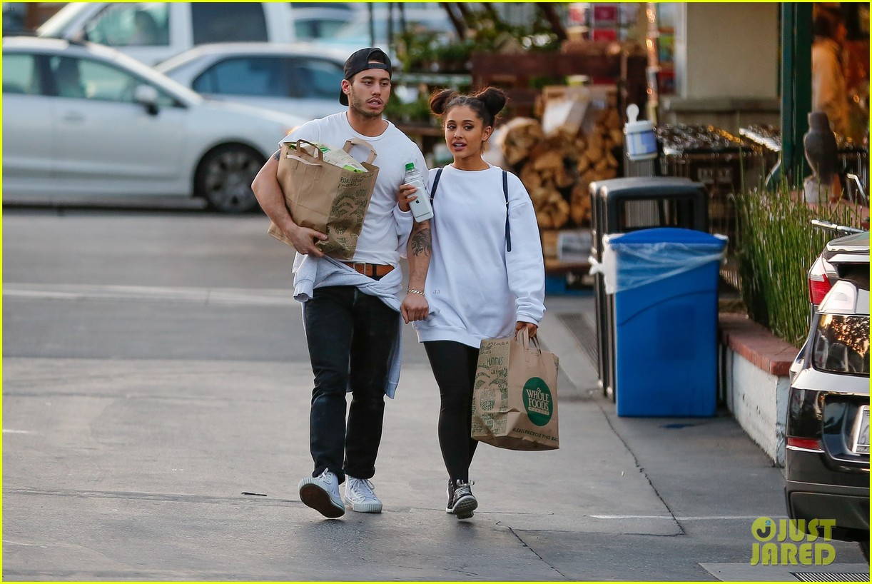 Full Sized Photo of ariana grande boyfriend ricky alvarez hold hands