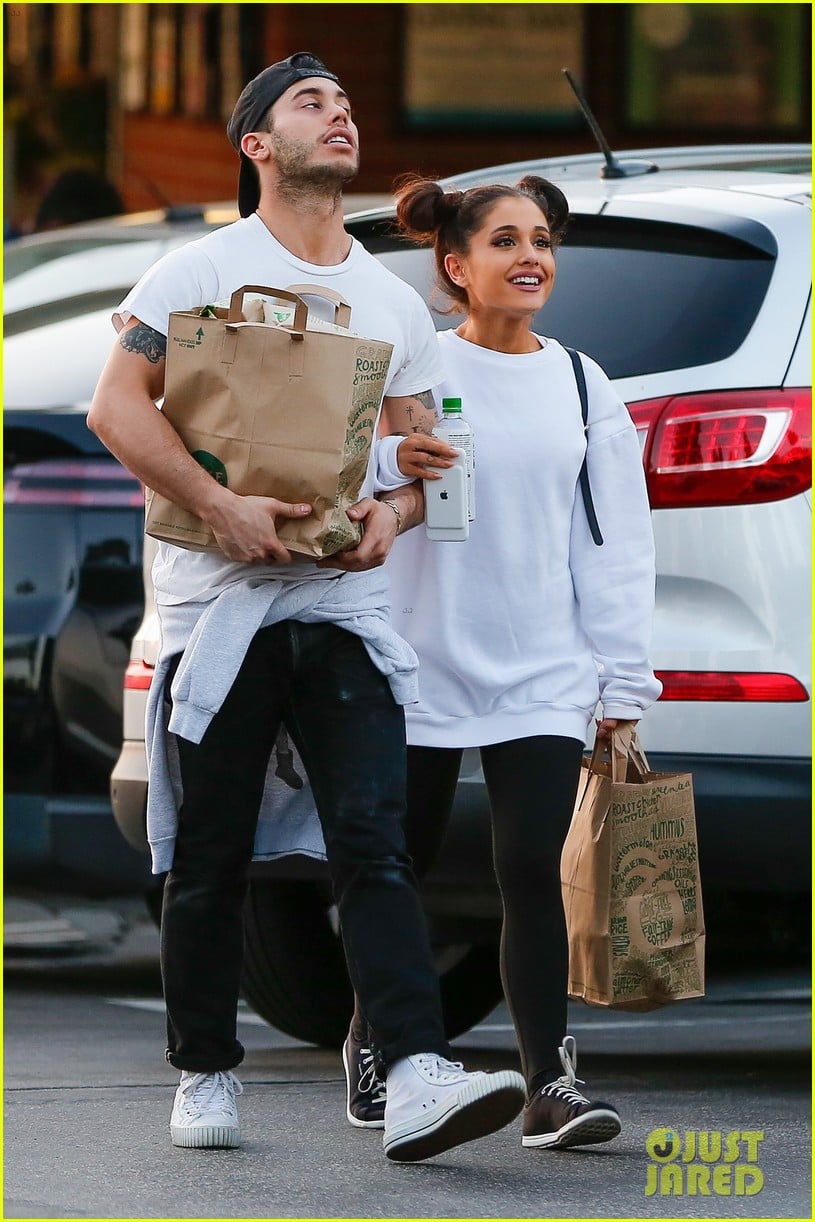 Ariana Grande Holds Hands with Boyfriend Ricky Alvarez at Whole Foods ...