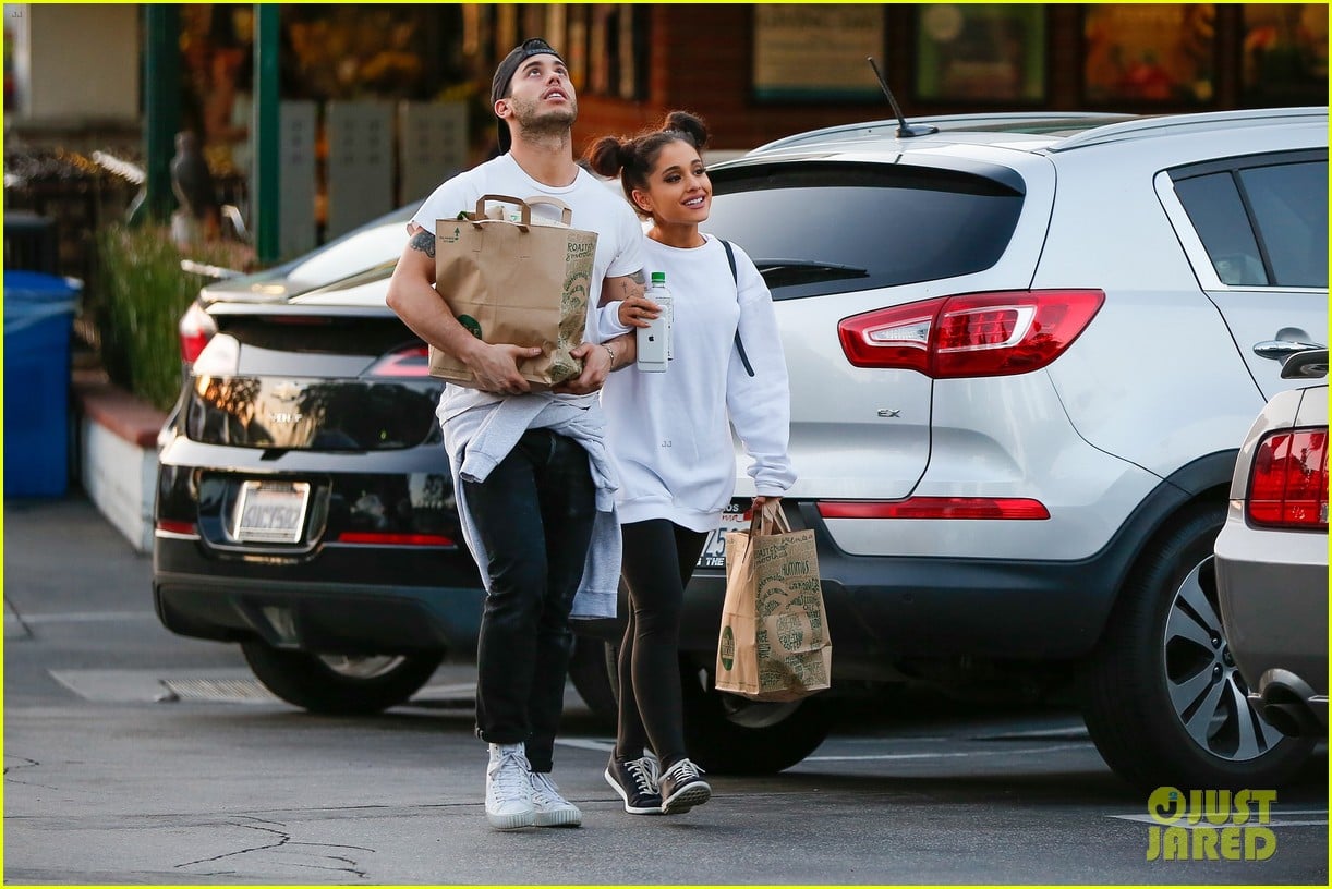 Full Sized Photo of ariana grande boyfriend ricky alvarez hold hands