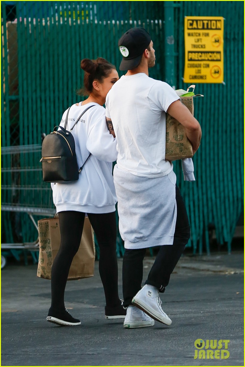 Full Sized Photo of ariana grande boyfriend ricky alvarez hold hands