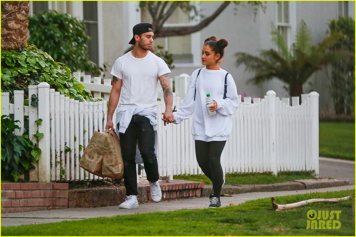 Full Sized Photo of ariana grande boyfriend ricky alvarez hold hands