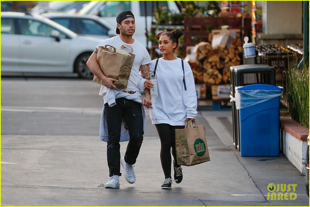 Full Sized Photo of ariana grande boyfriend ricky alvarez hold hands
