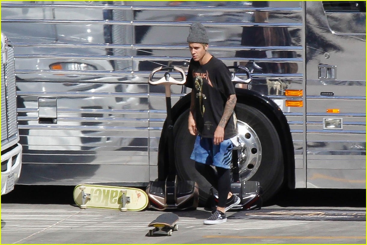 Justin Bieber Takes Skateboard Break Before Arizona Concert Photo 949196 Photo Gallery