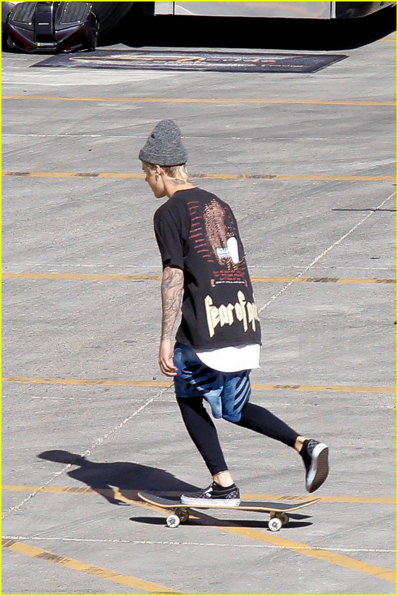 Justin Bieber Takes Skateboard Break Before Arizona Concert | Photo ...