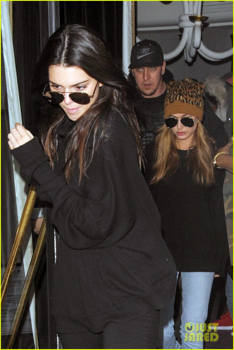 Kendall Jenner & Hailey Baldwin Dine Out at L'Avenue In Paris | Photo