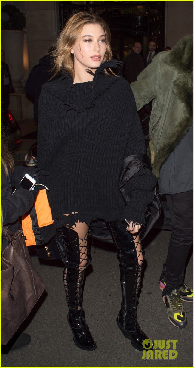 Kendall Jenner & Hailey Baldwin Dine Out at L'Avenue In Paris | Photo