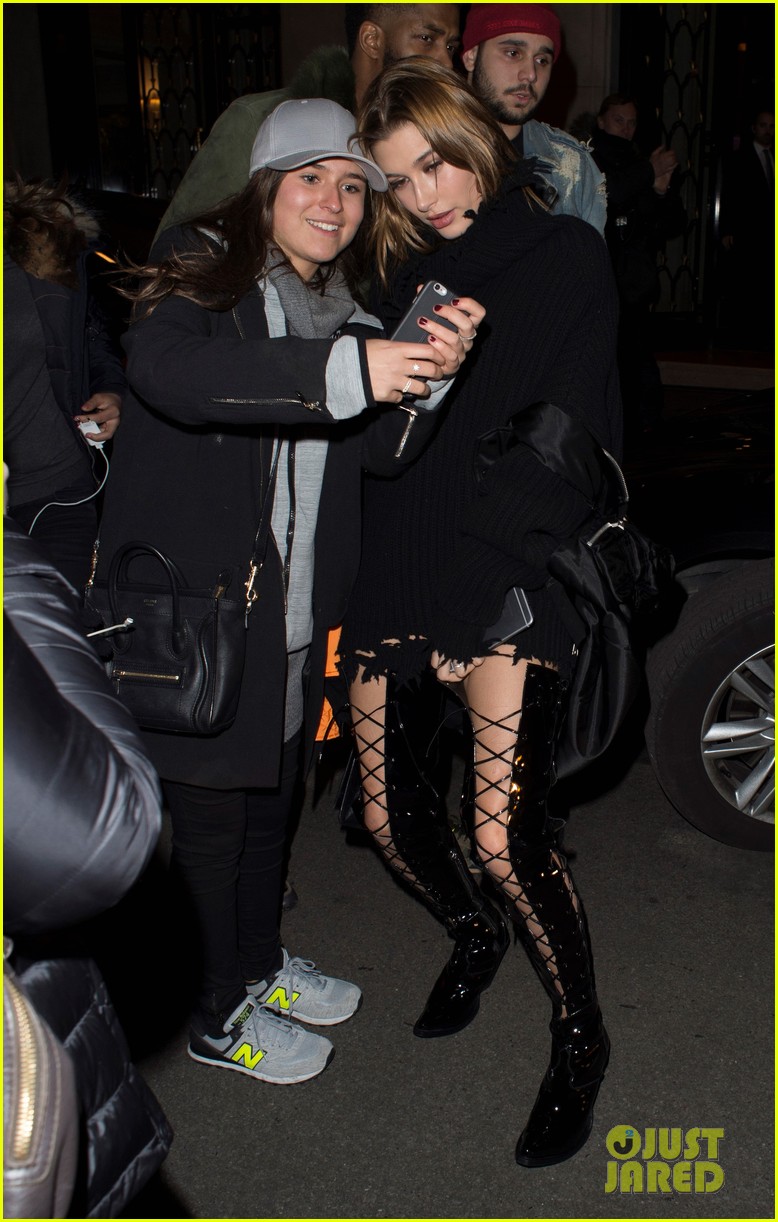 Kendall Jenner & Hailey Baldwin Dine Out at L'Avenue In Paris | Photo