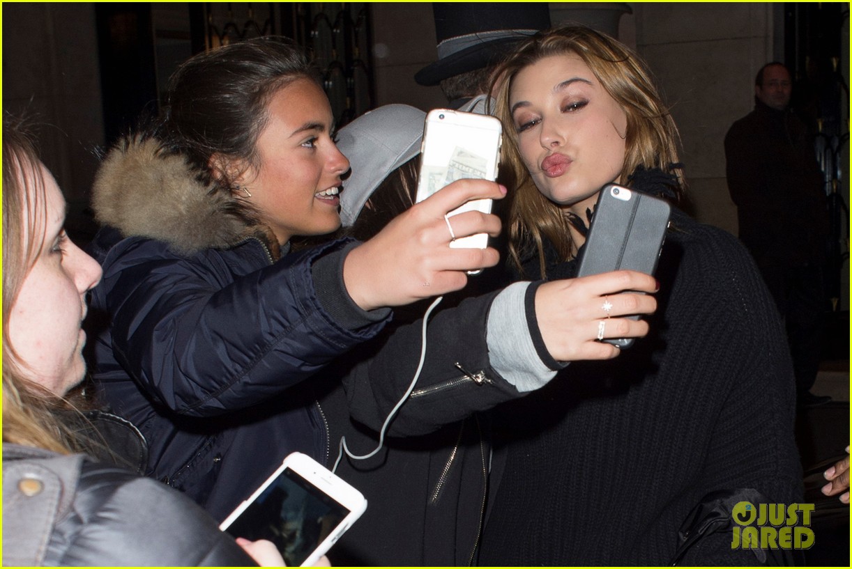 Kendall Jenner & Hailey Baldwin Dine Out at L'Avenue In Paris | Photo