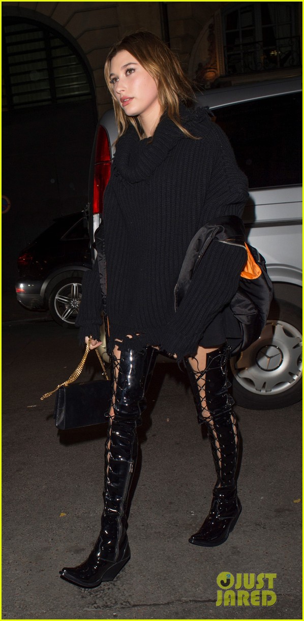 Kendall Jenner & Hailey Baldwin Dine Out at L'Avenue In Paris | Photo