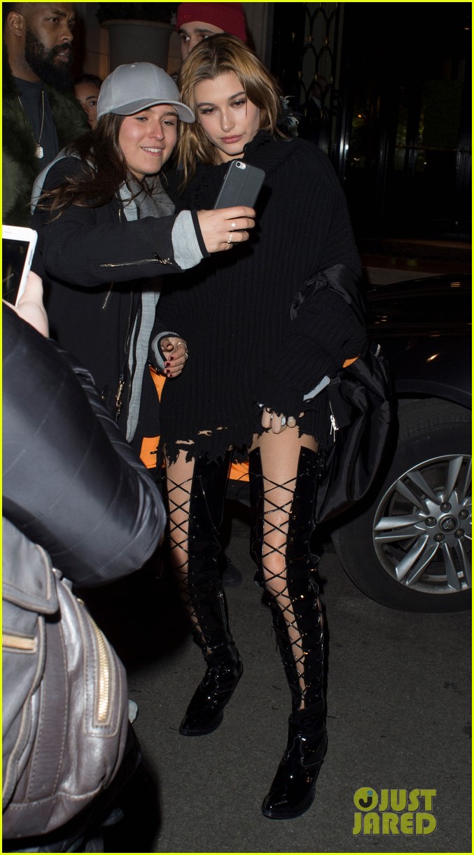 Kendall Jenner & Hailey Baldwin Dine Out at L'Avenue In Paris | Photo