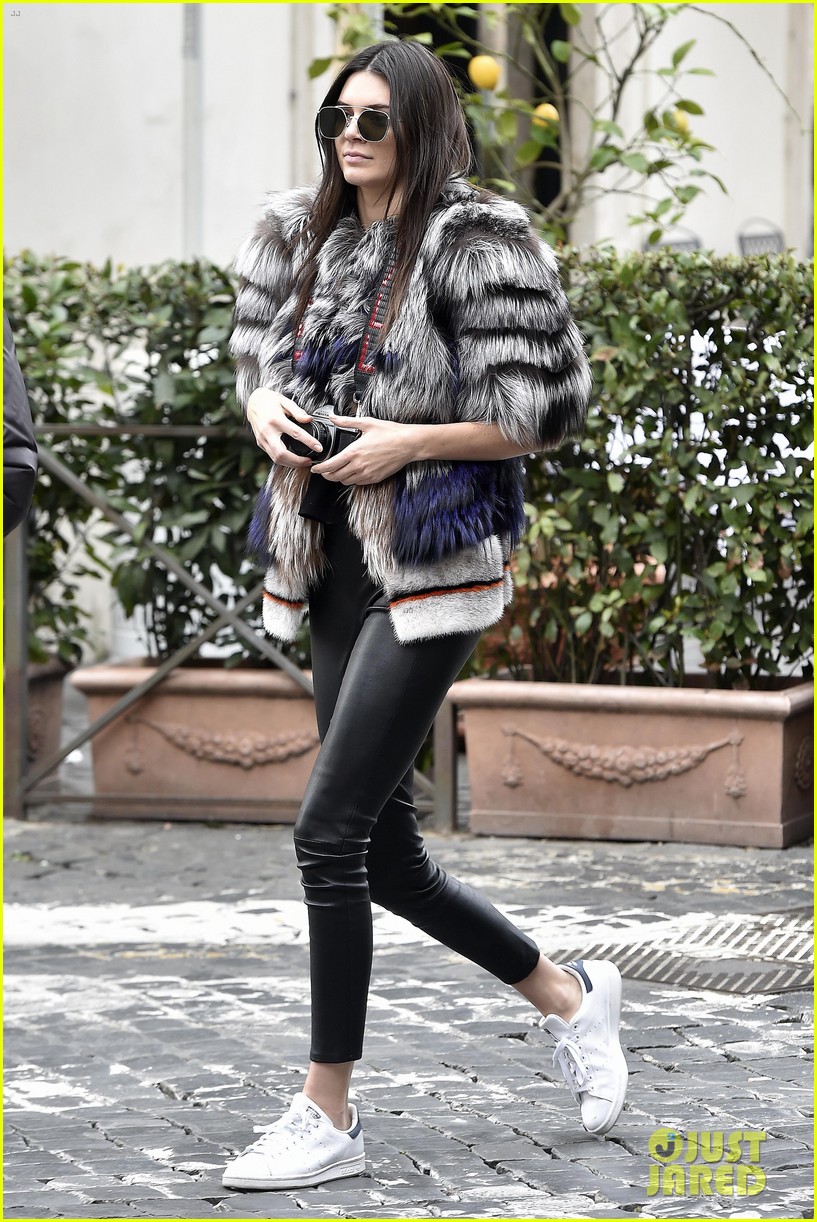 Kendall Jenner Snaps Some Film Photos In Rome Photo Photo Gallery Just Jared Jr