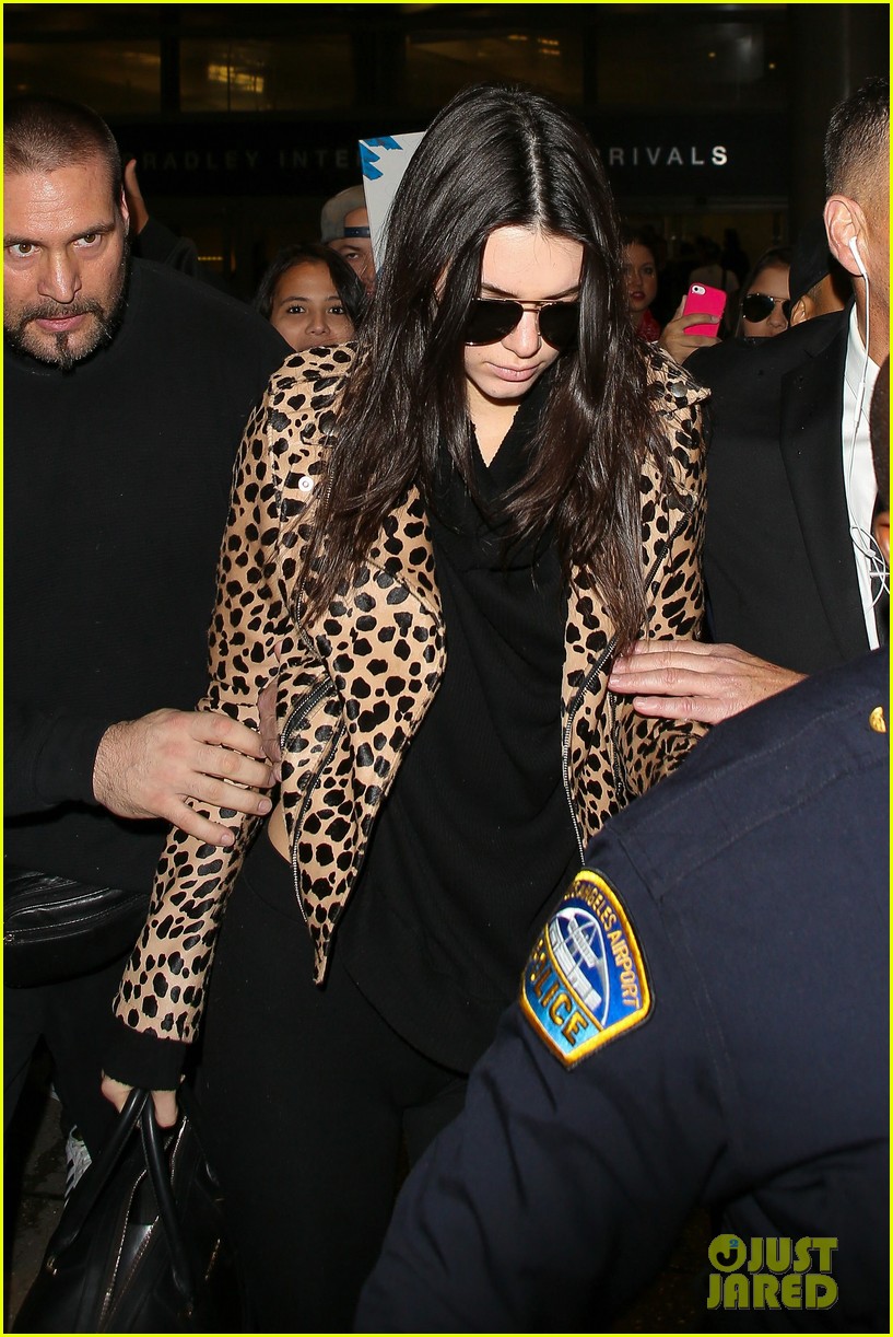 Full Sized Photo of kris jenner spots kendall at the airport 23