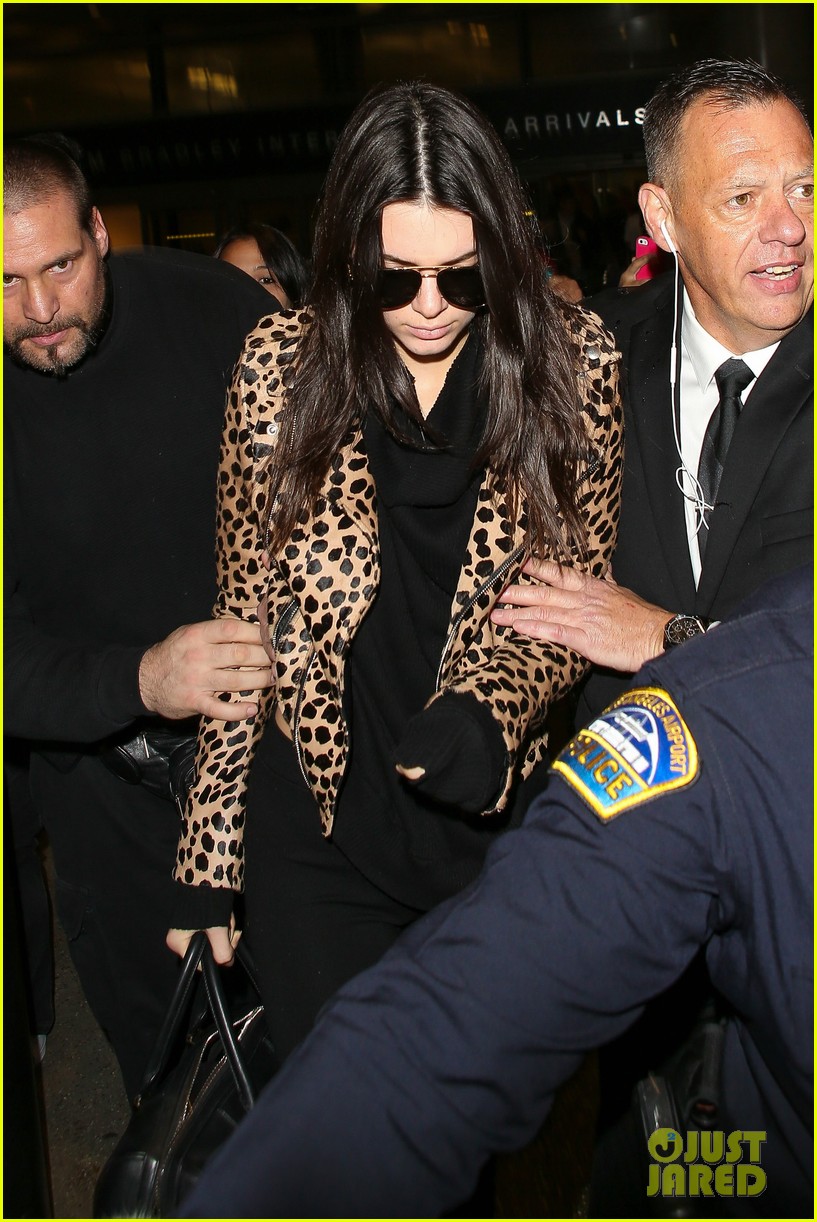 Full Sized Photo of kris jenner spots kendall at the airport 28