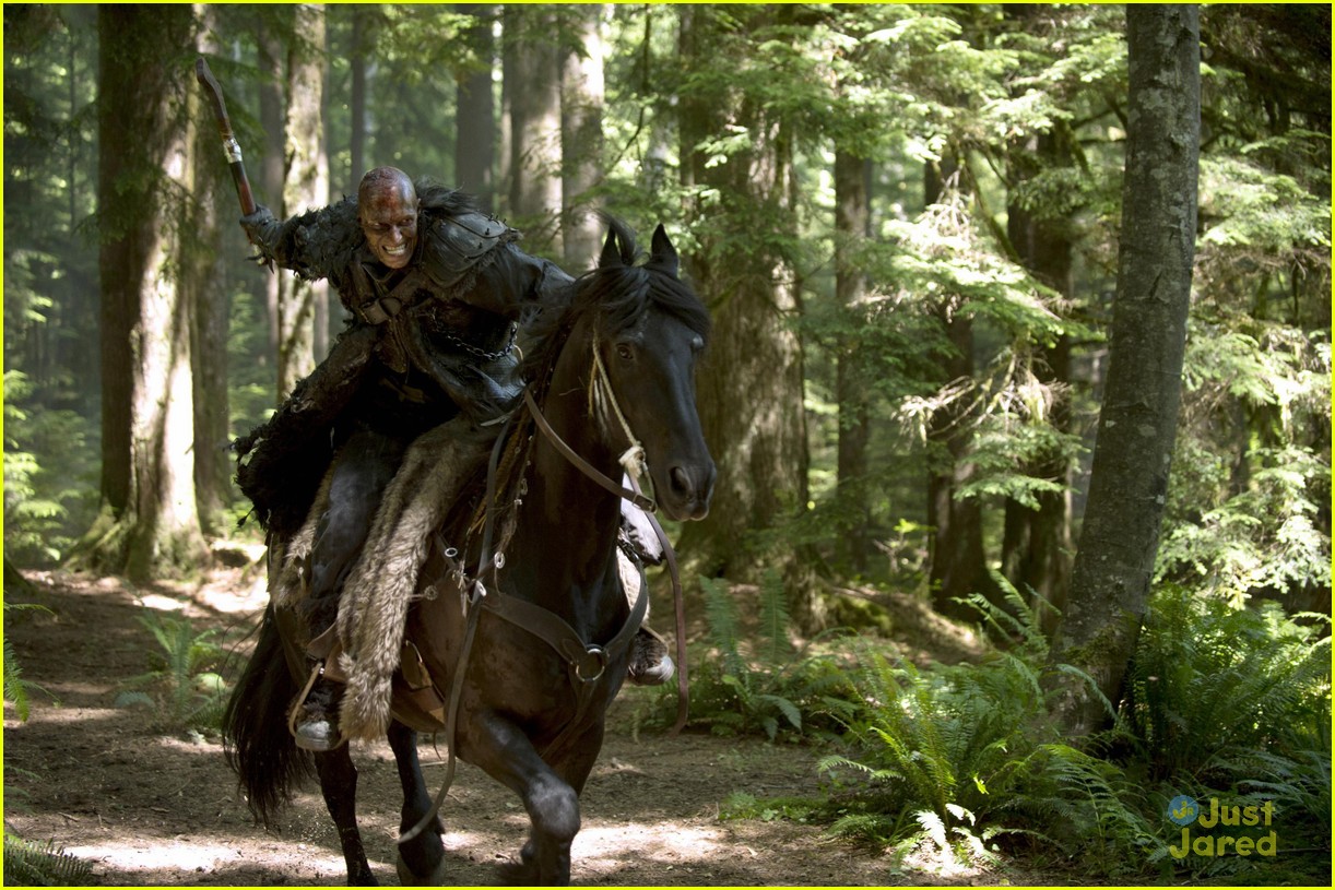 Ricky Whittle’s Mom Criticizes ‘The 100’ Showrunner & ‘Bullies’ In