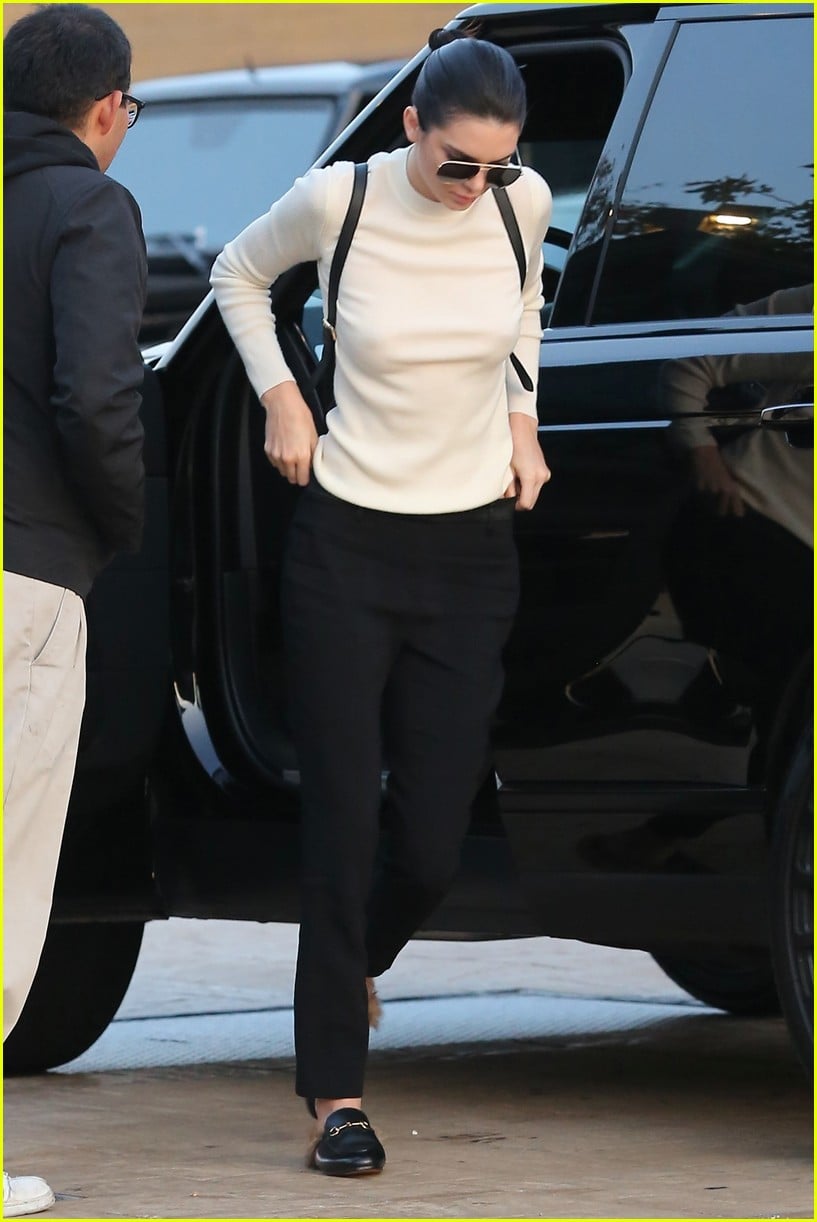 Kendall & Kylie Jenner Celebrate Rob Kardashian&rsquo;s Birthday With Family