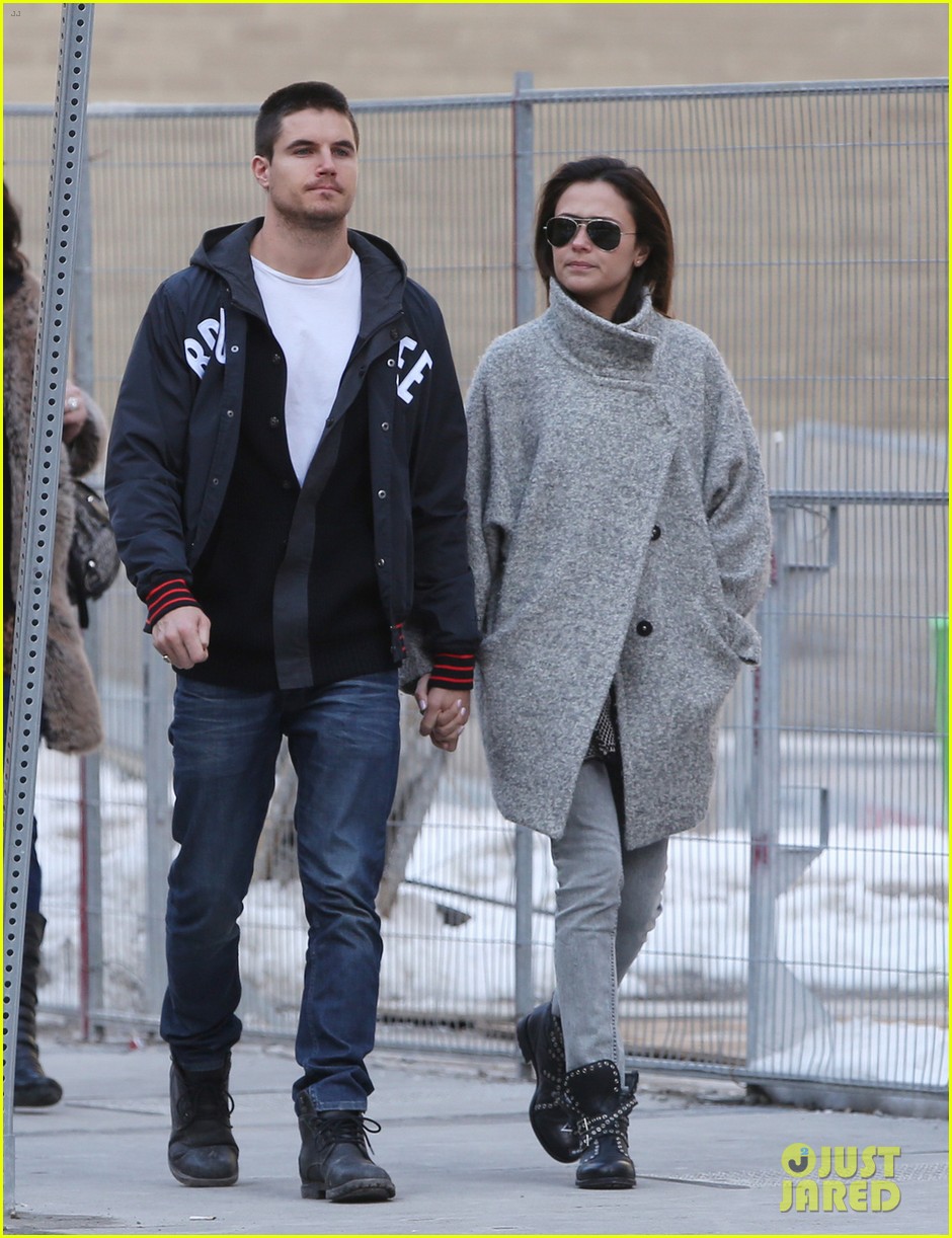 Robbie Amell & Italia Ricci Hold Hands for Lunch in Toronto | Photo ...