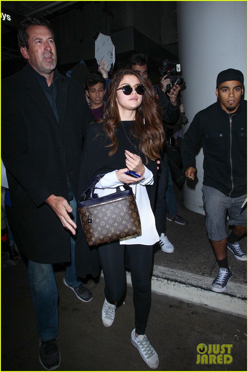 Selena Gomez Heads Back Home After Being Abroad | Photo 940275 - Photo