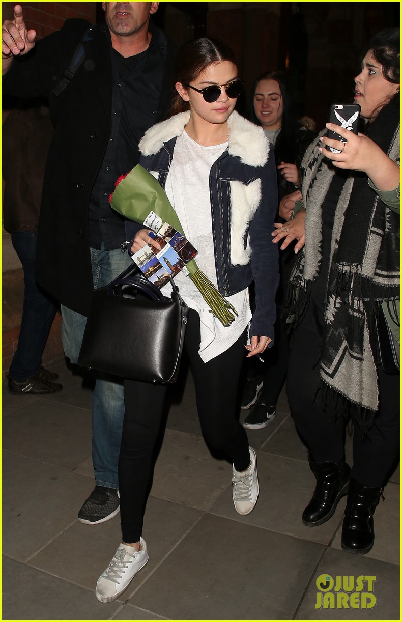 Selena Gomez Gets a Kiss From a Fan On Her Way to London | Photo 939957 ...