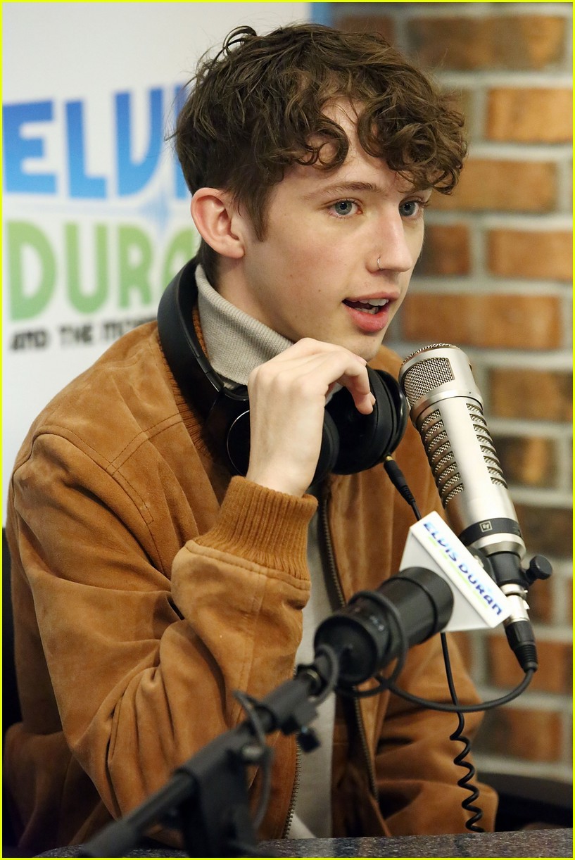 Troye Sivan Performs Cover of 'Here' By Alessia Cara - Watch Now ...