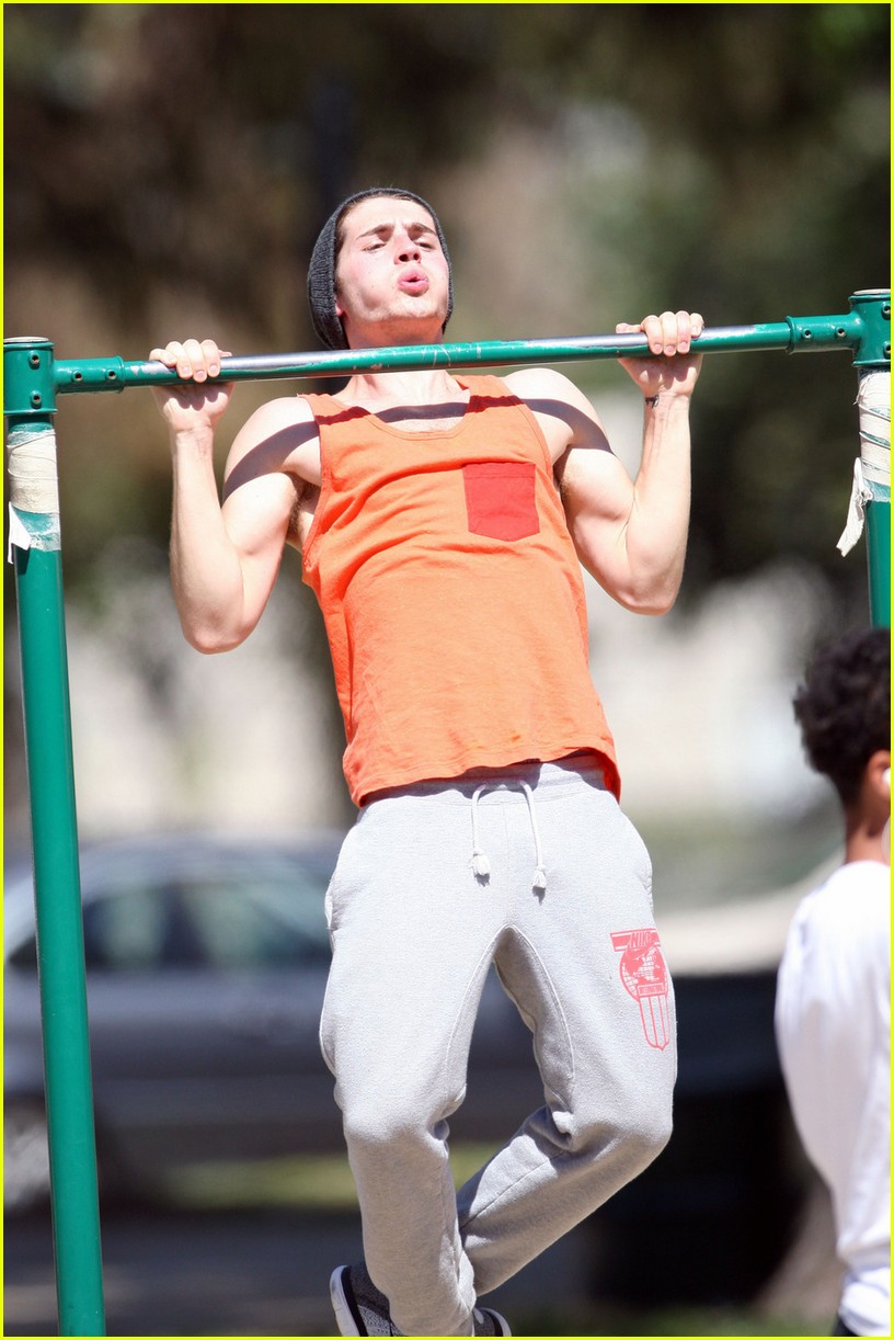Gregg Sulkin Hustles To The Muscle For New Movie Role Photo 948443 Gregg Sulkin Pictures Just Jared Jr