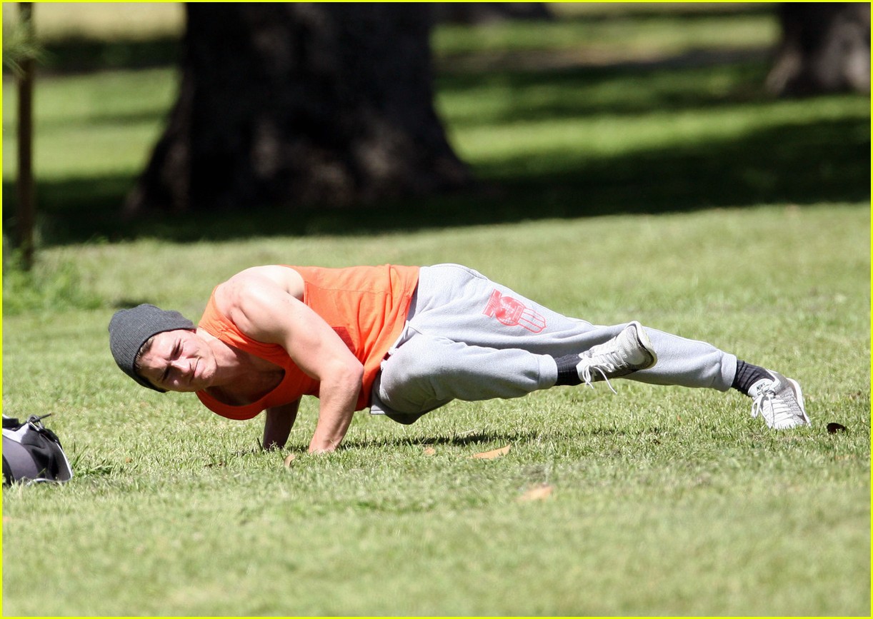Gregg Sulkin Hustles To The Muscle For New Movie Role Photo 948459 Gregg Sulkin Pictures Just Jared Jr