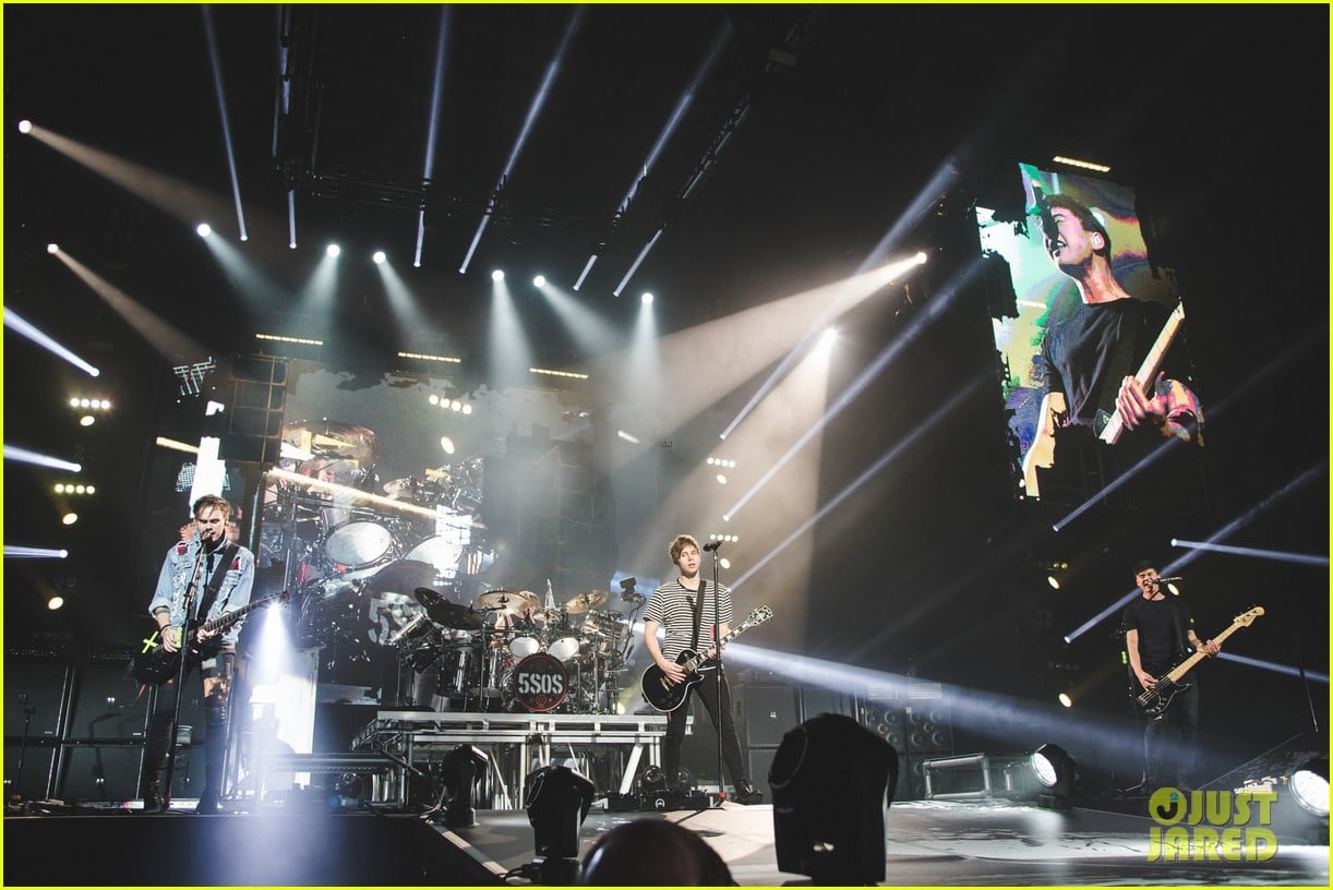 Full Sized Photo of 5 seconds of summer leeds arena 04 | 5 Seconds of ...