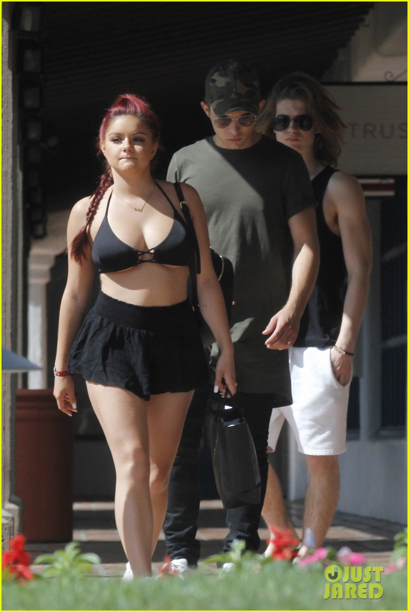 Ariel Winter Bares Some Midriff At Coachella With Laurent Claude Gaudette Photo 960981 Photo 