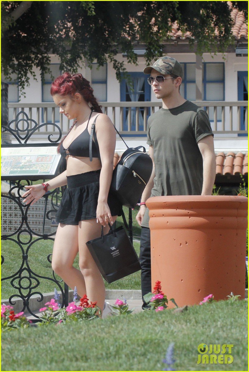 Ariel Winter Bares Some Midriff At Coachella With Laurent Claude Gaudette Photo 960999 Photo 