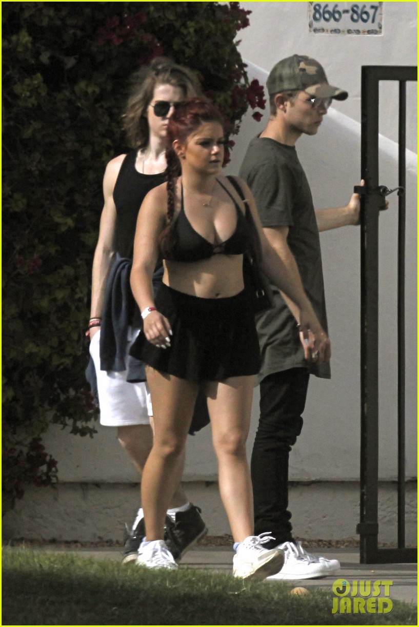 Ariel Winter Bares Some Midriff At Coachella With Laurent Claude Gaudette Photo 961000 Photo 