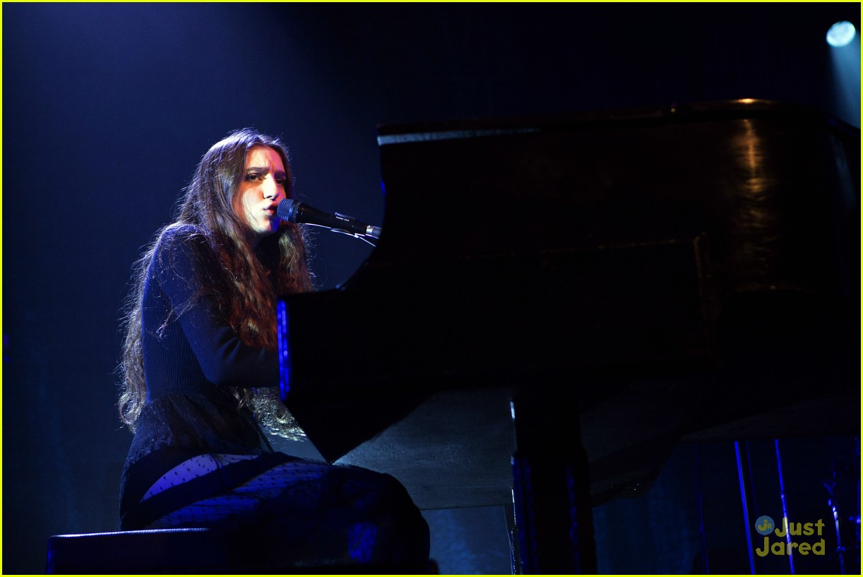 Birdy Sometimes Tires Of Playing 'Skinny Love' | Photo 959862 - Photo ...