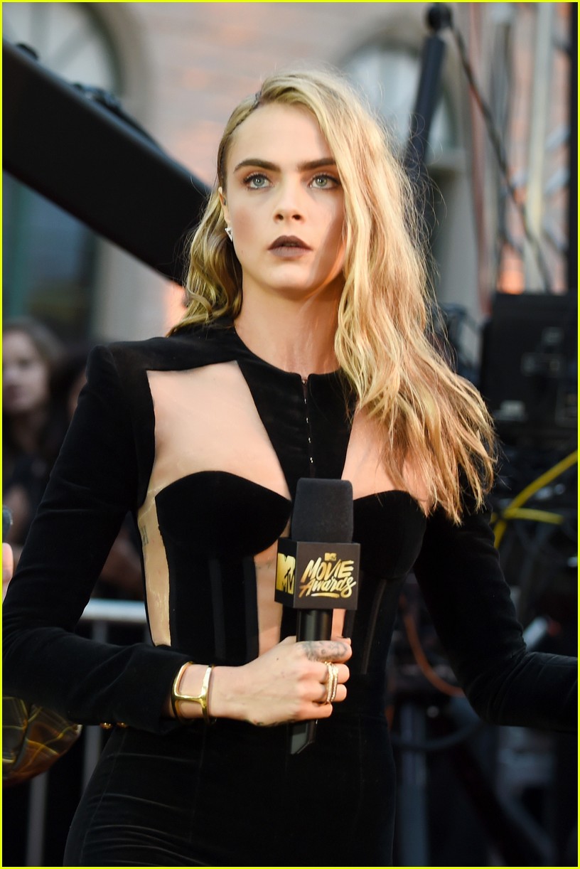 Cara Delevingne Is Stunning in Suit at MTV Movie Awards 2016 | Photo ...