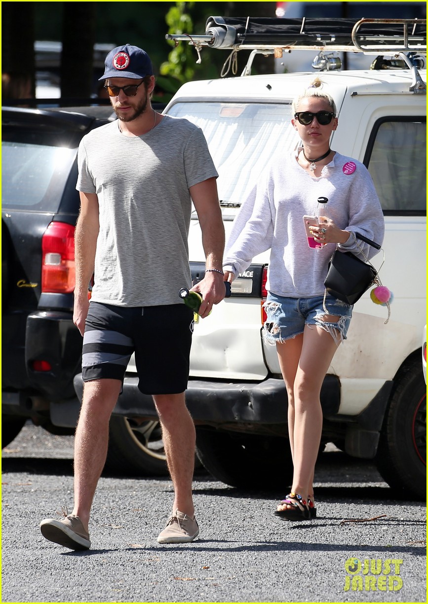 Miley Cyrus Is in Australia with Liam Hemsworth! | Photo 962729 - Photo ...