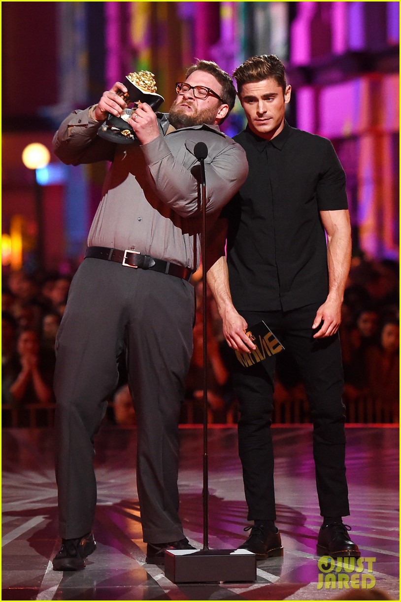 Zac Efron & Buff Seth Rogen Present at MTV Movie Awards 2016! Photo