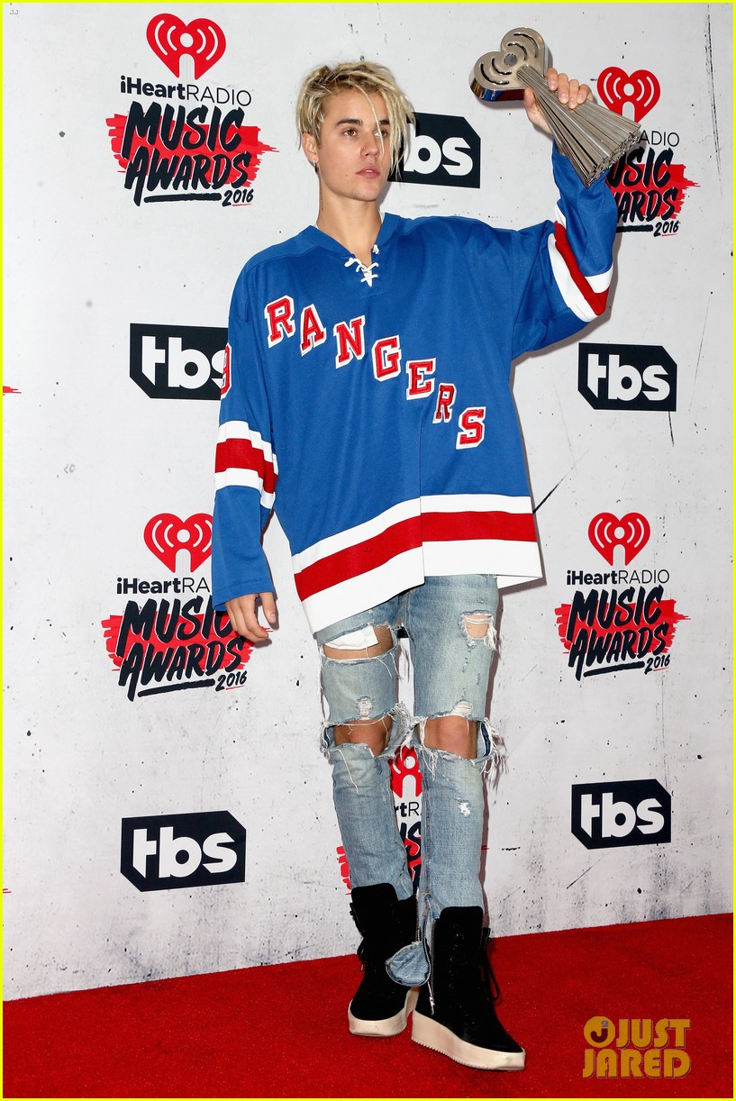 Justin Bieber wearing a Rangers Jersey @IHeartAwards : r/rangers
