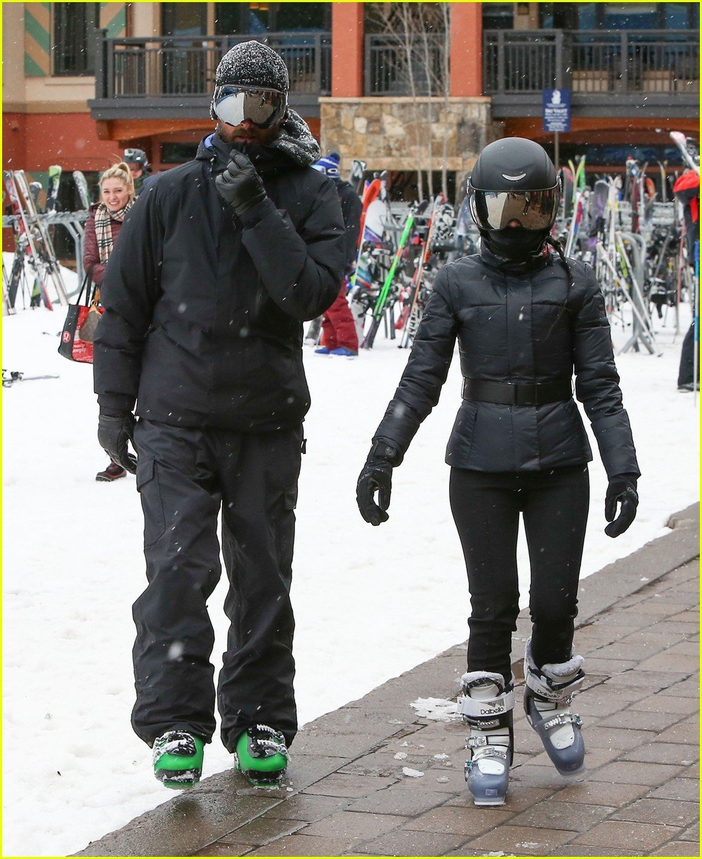 Kendall & Kylie Jenner Snapchat From Snowboards on Family Trip: Photo  952085 | Kendall Jenner, Kylie Jenner Pictures | Just Jared Jr.