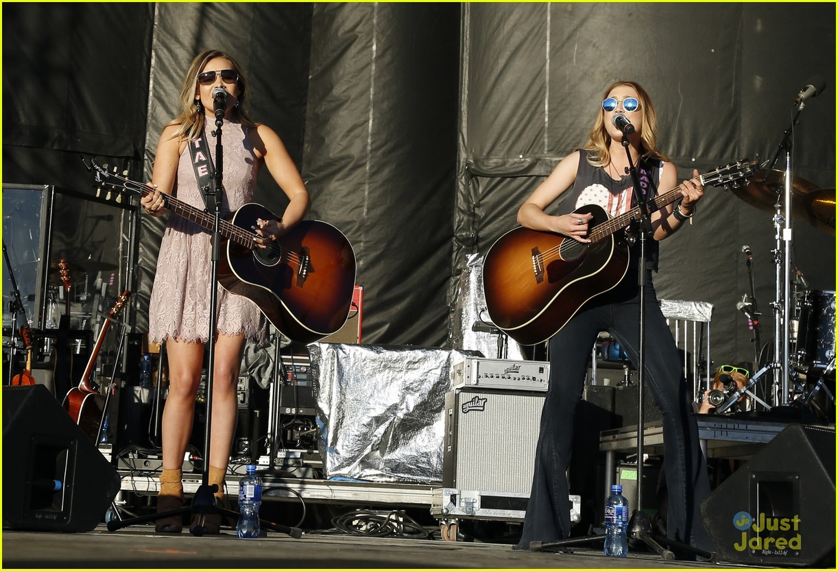 Kelsea Ballerini Accepts ACM Award At Party For A Cause Festival