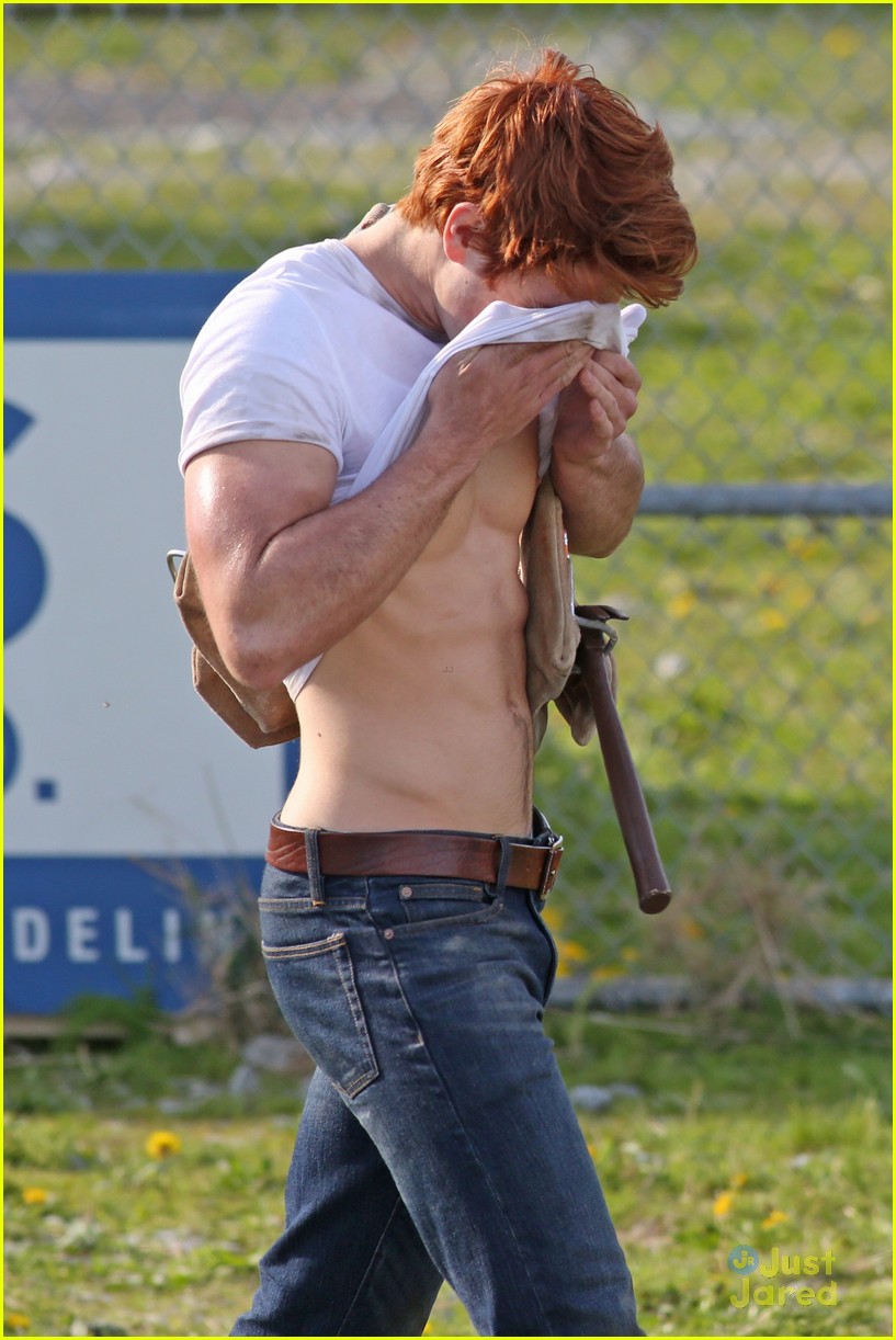 Kj Apa Goes Shirtless On Riverdale Set See The Pics Photo 949829 Photo Gallery Just