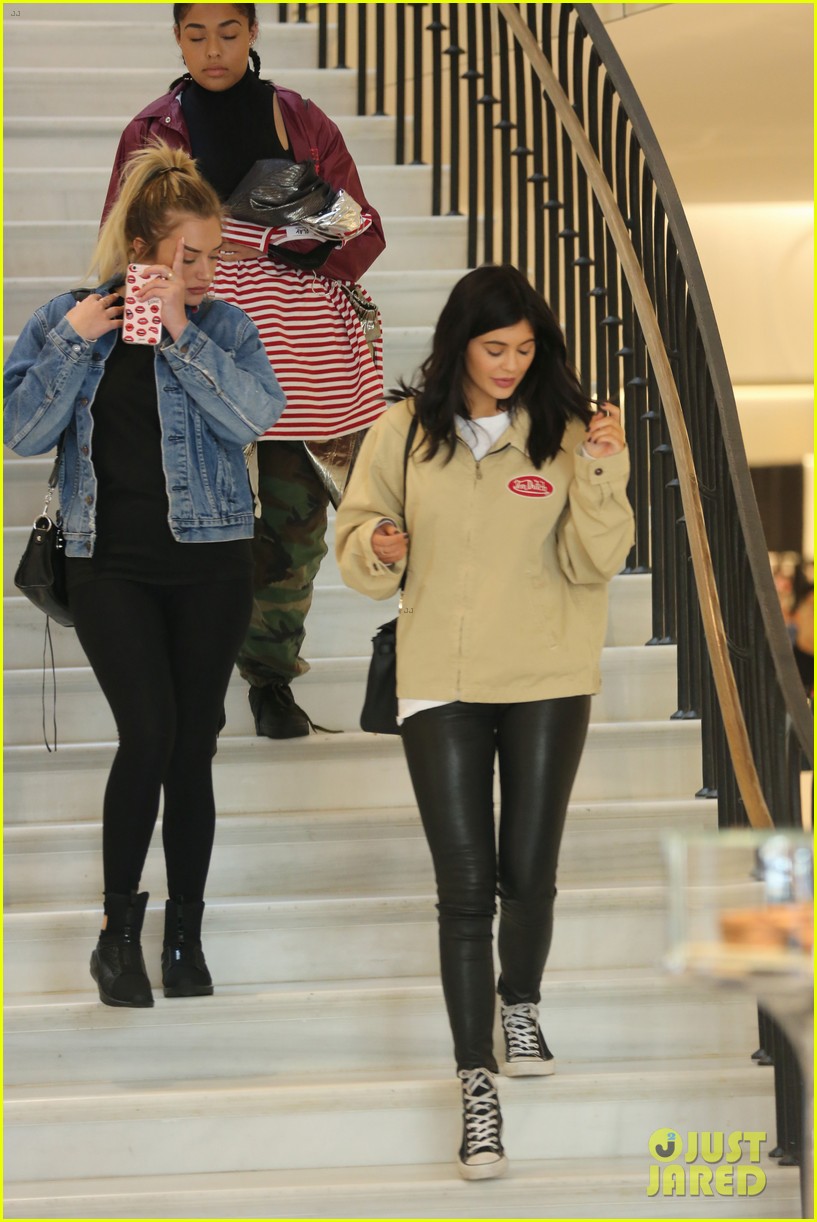 Hailey Baldwin Gives Kylie Jenner A Facial Photo 956121 Photo Gallery Just Jared Jr 