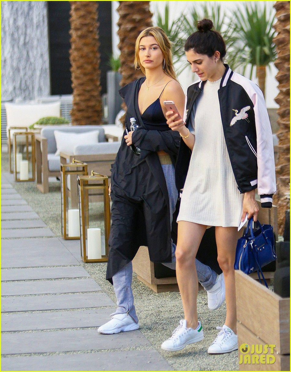 Hailey Baldwin Gives Kylie Jenner A Facial Photo 956127 Photo Gallery Just Jared Jr 